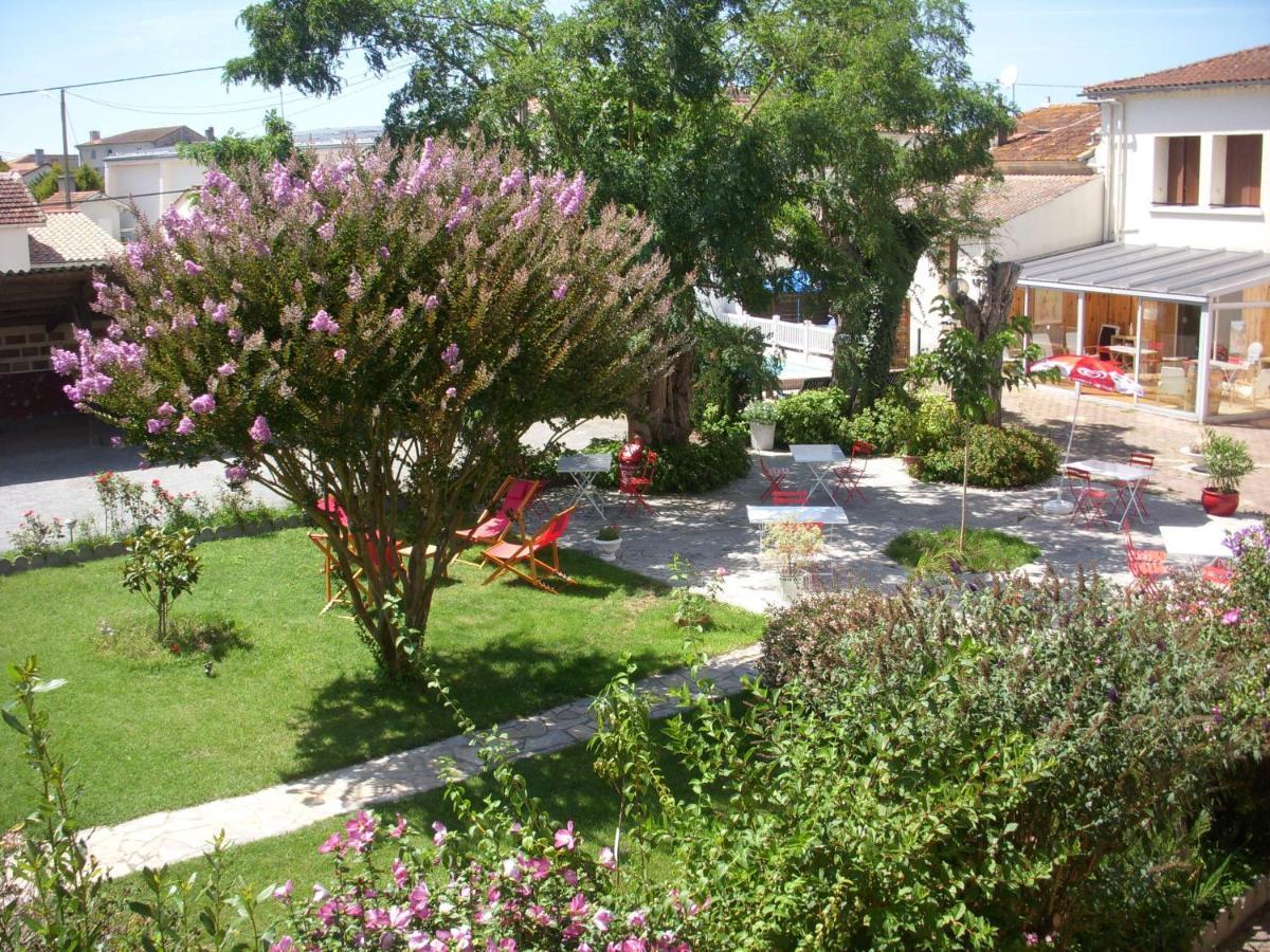 Hotel Les Vieux Acacias Queyrac Exterior foto